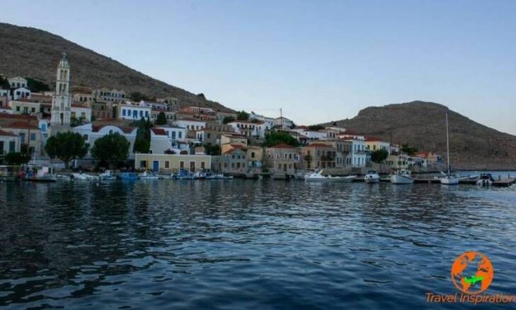Χάλκη: Το νησί των Δωδεκανήσων με το ιδιαίτερο πορφυρό της χρώμα