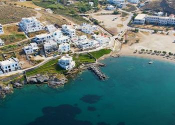 Τα δημοφιλή Λουτρά της Κύθνου και η γραφική Αγία Ειρήνη