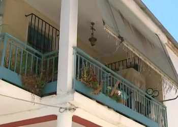 Λάρισα: Σε αυτό το σπίτι-κολαστήριο η μητέρα κρατούσε έγκλειστη την κόρη της για 42 χρόνια