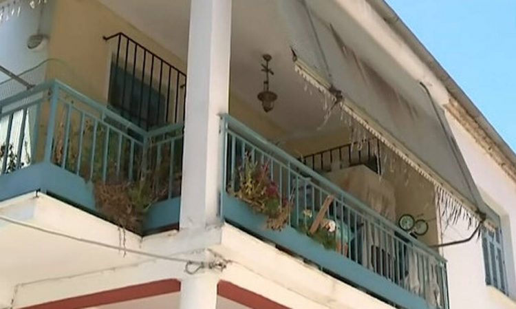 Λάρισα: Σε αυτό το σπίτι-κολαστήριο η μητέρα κρατούσε έγκλειστη την κόρη της για 42 χρόνια