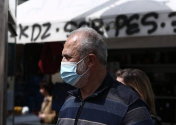 Μάσκες: Υποχρεωτικές σε ταξί, εσωτερικό πλοίων και φαρμακεία – Δεκτή η εισήγηση από την κυβέρνηση