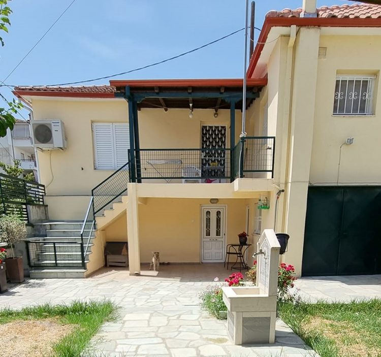 Προς πώληση η αντιπαροχή μονοκατοικία σε γωνιακό οικόπεδο 268 τμ αποτελούμενη από 2 αυτόνομες κατοικίες