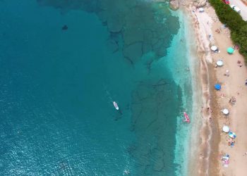 Δύο διαδοχικές παραλίες της ανατολικής Αττικής, ιδανικές για οικογένειες με μικρά παιδιά (video)