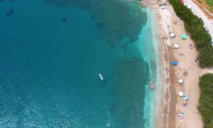 Δύο διαδοχικές παραλίες της ανατολικής Αττικής, ιδανικές για οικογένειες με μικρά παιδιά (video)