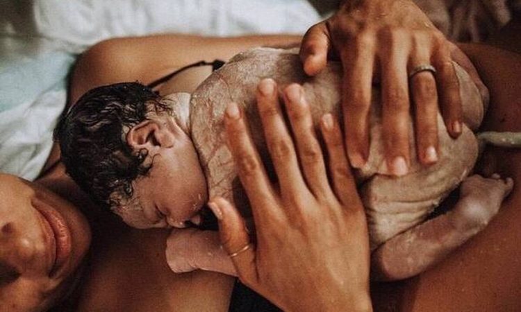 Κι όμως υπάρχουν λόγοι που μπορείτε να καθυστερήσετε το πρώτο μπάνιο του νεογέννητου