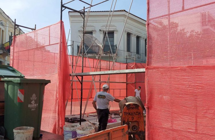 Στήθηκε η .. ομπρέλα στην Ασκληπιού