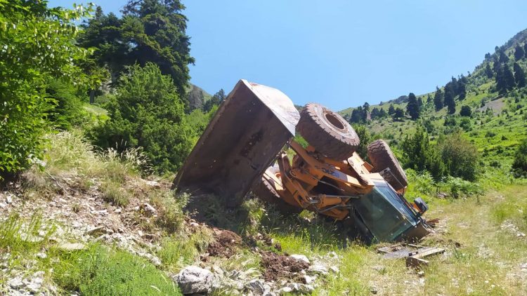 Τρικαλινοί καταπλακώθηκαν από μπουλντόζα στην Παλαιοκαρυά-Ένας νεκρος κι ένας σοβαρά τραυματισμένος