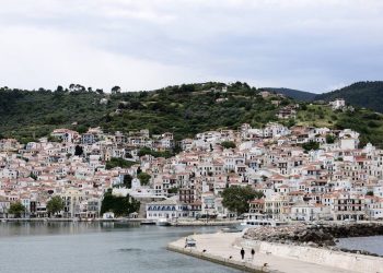 Σκόπελος: Νέα βίντεο προβάλλουν το νησί παρουσιάζοντας ταξιδιωτικές εμπειρίες