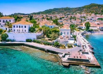 Σπέτσες: Ταξίδι στο χρόνο και βουτιές στις όμορφες παραλίες του Αργοσαρωνικού