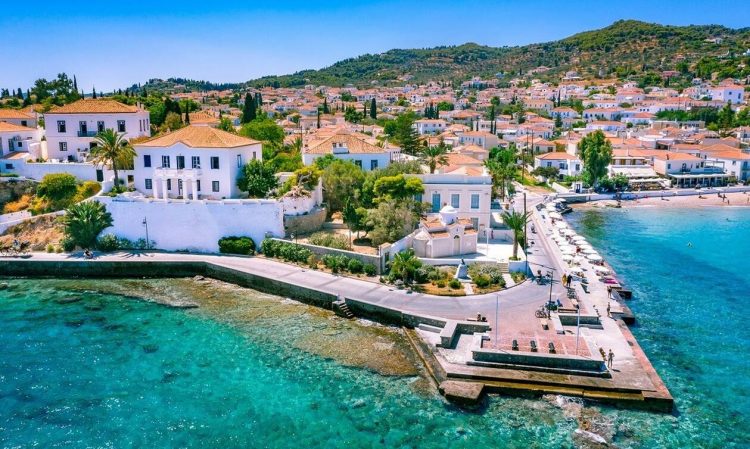 Σπέτσες: Ταξίδι στο χρόνο και βουτιές στις όμορφες παραλίες του Αργοσαρωνικού