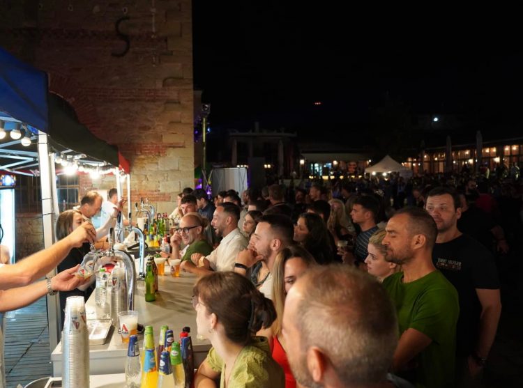 Με κόσμο, γεύσεις κι αρώματα το Street Food Festival- Απόψε live με Κώστα Μπίγαλη – Πωλίνα