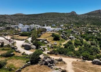 Βώλαξ: Το «εξωγήινο» πανέμορφο χωριουδάκι στην καρδιά των Κυκλάδων (video)