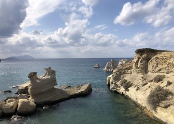 Το απόλυτο τιρκουάζ στα μοναδικά Πράσσα της Κιμώλου (video)