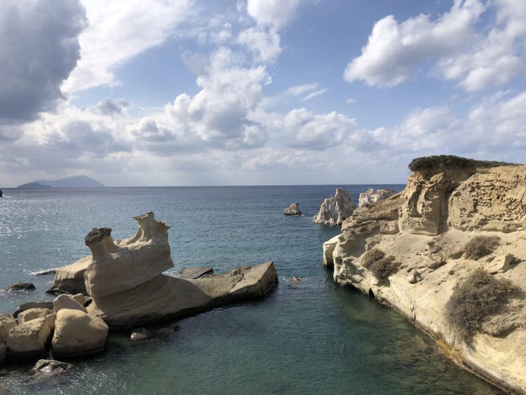 Το απόλυτο τιρκουάζ στα μοναδικά Πράσσα της Κιμώλου (video)