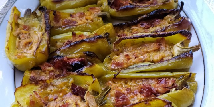 Πιπεριές γεμιστές με αλλαντικά λιαστή ντομάτα και πέστο