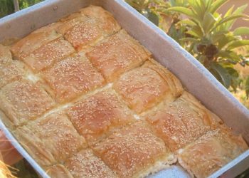 Τυρόπιτα με τυρί και μπεσαμέλ