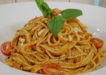 Spaghetti με Pesto λιαστής ντομάτας, βασιλικό και κόκκινη πιπεριά