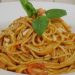 Spaghetti με Pesto λιαστής ντομάτας, βασιλικό και κόκκινη πιπεριά