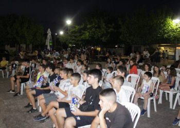 Ενθουσίασε τους μικρούς φίλους η παράσταση «Καραγκιόζη» στους Γόμφους