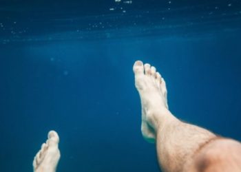 Κράμπα στην θάλασσα: Τι κάνουμε αν μας συμβεί όταν κολυμπάμε