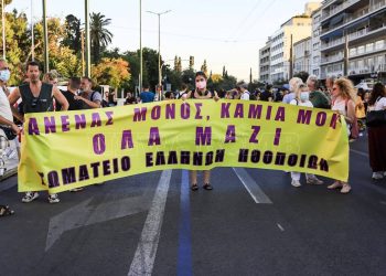 Πλήθος κόσμου στο Σύνταγμα για την αναστολή φυλάκισης του Δημήτρη Λιγνάδη