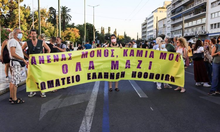 Πλήθος κόσμου στο Σύνταγμα για την αναστολή φυλάκισης του Δημήτρη Λιγνάδη