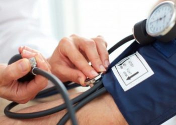 Το τραγανό κόκκινο φρούτο που ρίχνει την πίεση και βελτιώνει τον ύπνο και την υγεία της καρδιάς