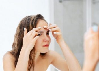 Έβγαλες σπυράκι; Πέντε τρόποι για να το εξαφανίσεις με φυσικά υλικά που υπάρχουν σε κάθε σπίτι
