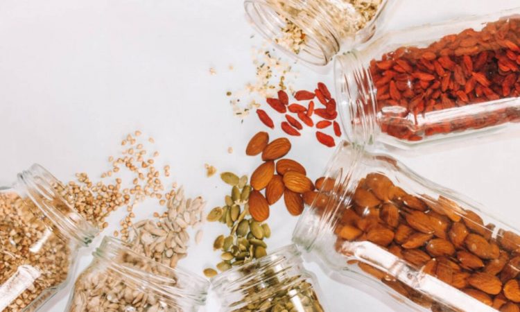 Αυτά τα healthy σνακ δεν πρέπει να λείπουν από την τσάντα θαλάσσης σου