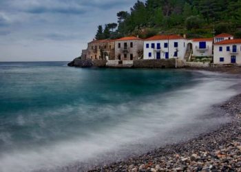 Κυπαρίσσι: Το χωριό του Μοριά που σε κάνει να νομίζεις ότι είσαι σε νησί