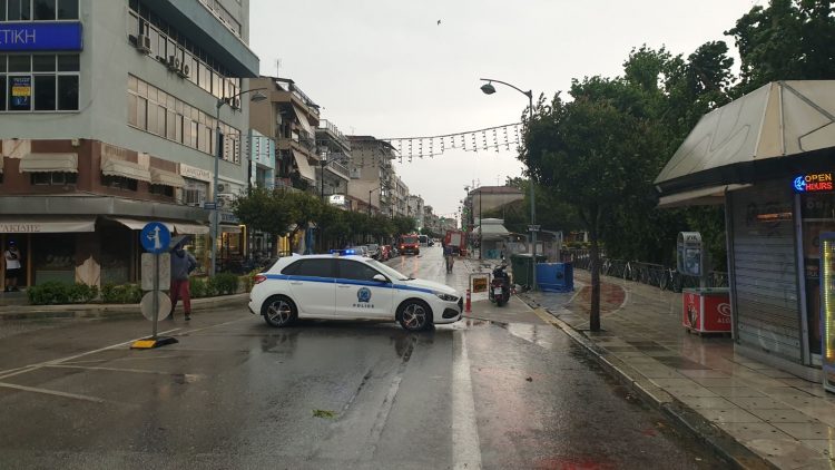 Χαμός… Αποκολλήθηκε στέγη στο κέντρο των Τρικάλων από τον δυνατό αερα-Αποκλείστηκε η Τσιτσάνη