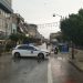 Χαμός… Αποκολλήθηκε στέγη στο κέντρο των Τρικάλων από τον δυνατό αερα-Αποκλείστηκε η Τσιτσάνη