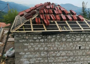 Επισκευάζεται η στέγη του Δημοτικού σχολείου Κρύας Βρύσης
