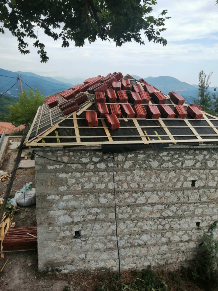 Επισκευάζεται η στέγη του Δημοτικού σχολείου Κρύας Βρύσης