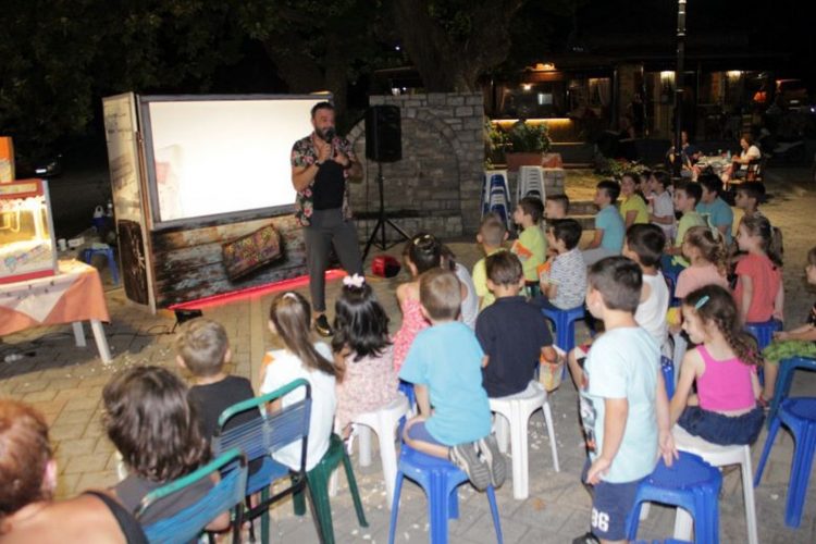 Παράσταση καραγκιόζη στον Άγιο Βησσαρίωνα