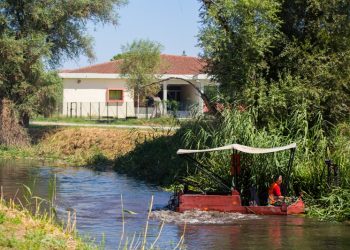 Mε την ειδική βάρκα ο καθαρισμός της κοίτης των ποταμών στα Τρίκαλα