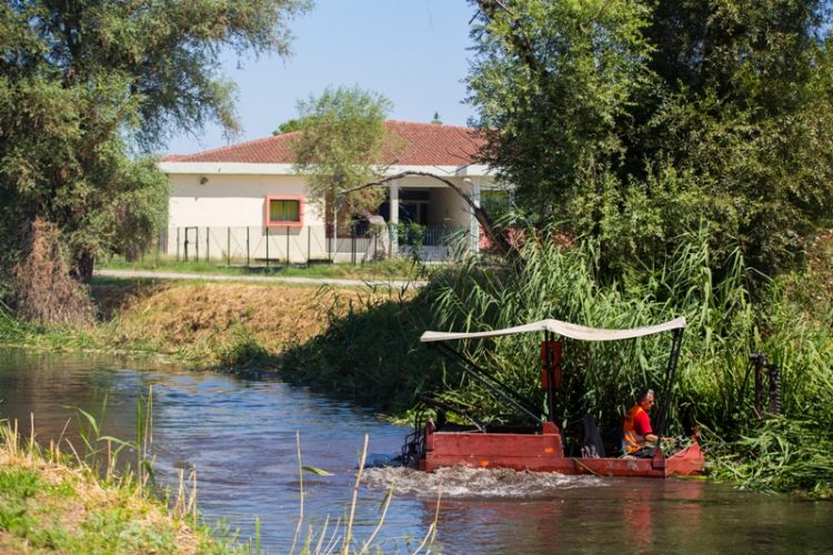 Mε την ειδική βάρκα ο καθαρισμός της κοίτης των ποταμών στα Τρίκαλα