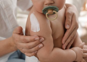 Χρήση αντηλιακού στα μωρά: Όλα όσα πρέπει να γνωρίζετε