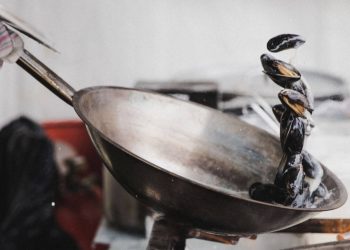 Τα μύδια θέλουν τρόπο στο καθάρισμα ειδικά αν δεν διαθέτεις πιρούνι