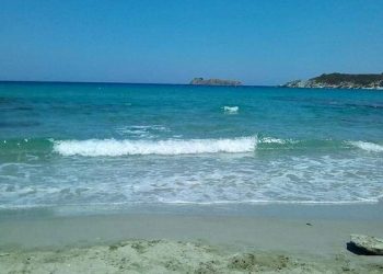 Πόρτες: Η εκπληκτική παραλία της Εύβοιας που κλείνει την πόρτα στα μανιασμένα κύματα του Αιγαίου