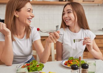 Η διατροφή στην εφηβεία: Τι πρέπει να περιλαμβάνει και τι να προσέξετε