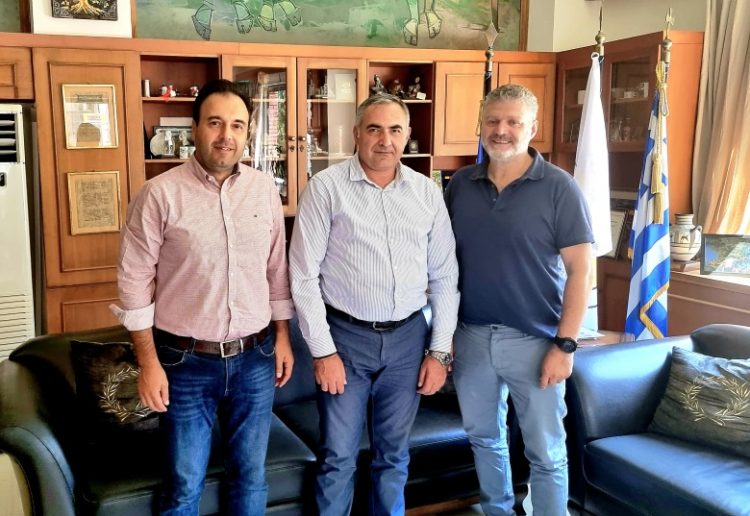 Οι Δήμαρχοι Αγιάς Λάρισας και Φοινίκης Αλβανίας στον Δήμαρχο Τρικκαίων