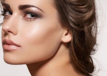 Απλές συμβουλές για να αντιμετωπίσετε την ενοχλητική γυαλάδα του προσώπου σας