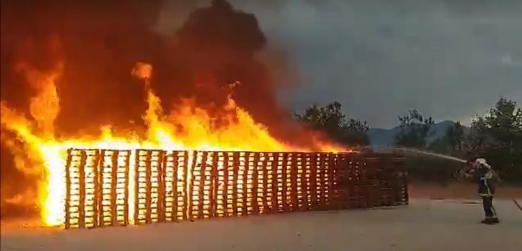 Φωτιά σε αποθηκευμένα υλικά εταιρείας πιθανόν από κεραυνό λίγο έξω από τα Τρίκαλα (video)