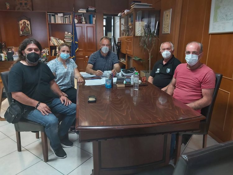 Επίσκεψη του  Δ.Σ του Πολιτιστικού και Μορφωτικού Συλλόγου Παλαιοκαρυάς «η Γκρόπα» στον Χρήστο Μιχαλάκη