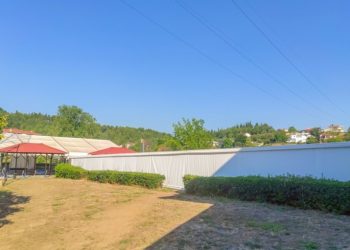 Προστατευτικό κάλυμμα στον διάδρομο για τη μικρή πισίνα του Δημοτικού Κολυμβητηρίου