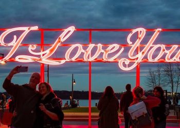 «I LOVE YOU», ένα γλυπτό από νέον στις ΗΠΑ