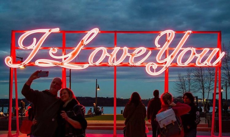 «I LOVE YOU», ένα γλυπτό από νέον στις ΗΠΑ