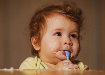 Πότε μπορούν τα μωρά να χρησιμοποιούν κουτάλι και πιρούνι;