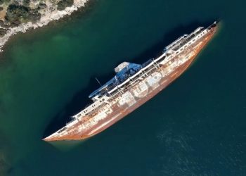 Μοναδικές εικόνες από το ναυάγιο Mediterranean Sky στην Ελευσίνα (video)